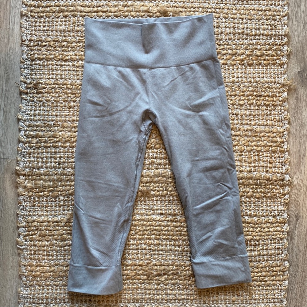 Lululemon Seamless Grey Crop Pants sz 4